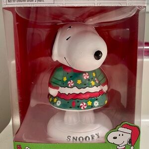 NEW IN BOX.Peanuts Snoopy Festive Bobble Head in Green and Red